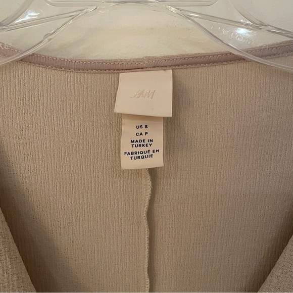 H&M NWOT Ruched Puff-sleeved Wrap Mini Dress - Picture 5 of 6